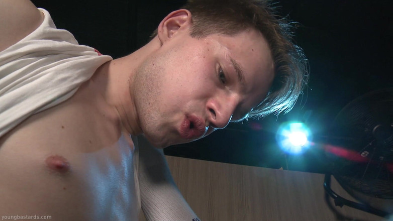 Kinky Twink: Сперма в его сырую шлюшку-дырку