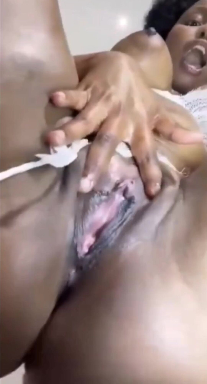 Super sexy ebony cuties: 在 camvu 下面摩擦张开我的阴户
