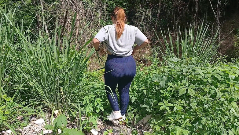 SugarPose: Gordita Latina Muestra Su Culo Y Tetas Al Aire Libre