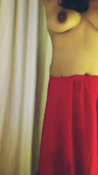 Ragazza sexy mostra tette in reggiseno e mostra la figa.