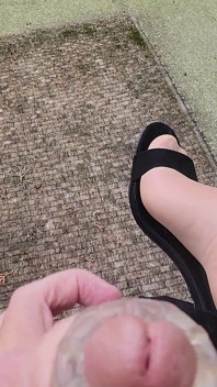 Gran polla corriéndose al aire libre en tacones