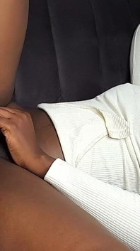 Ils se font prendre en train de baiser et papa m’a fourré sa bite au fond de moi