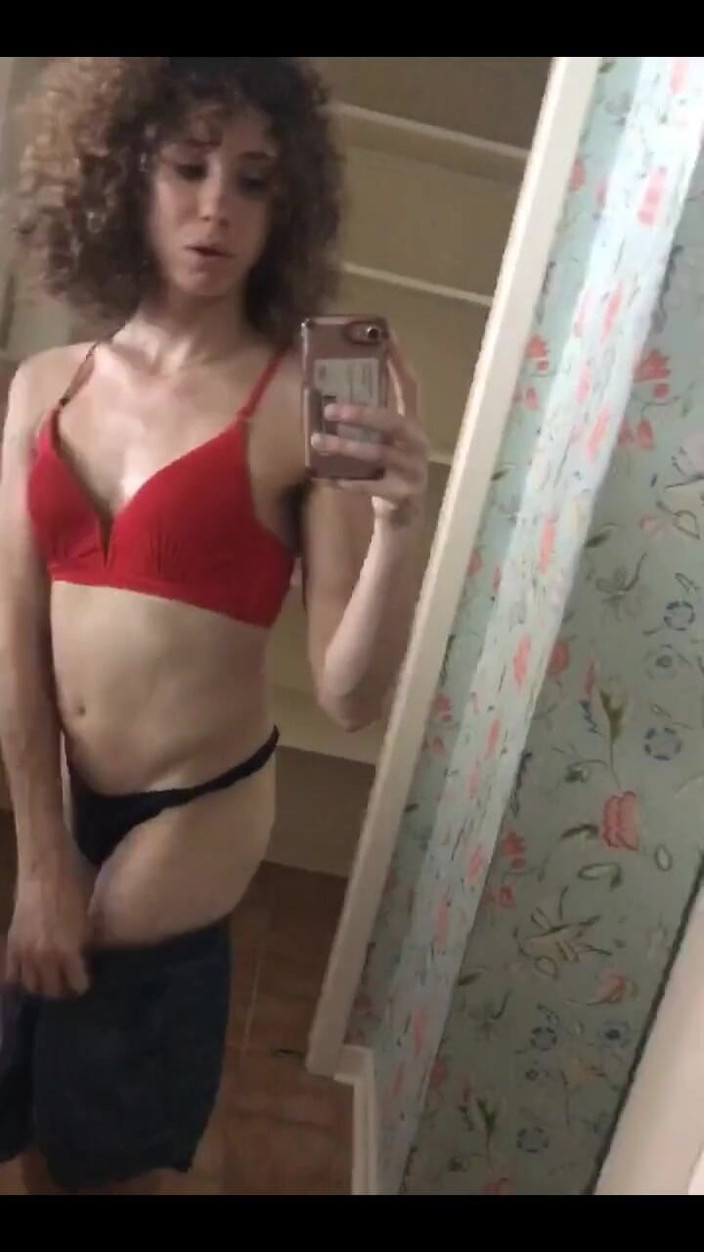 Tia Tizzianni Productions: Cewek nakal ini di danau serial