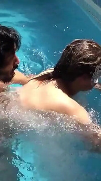 Tante seksi yang nggak di rumah lagi asik ngentot sama cowok berotot di motel