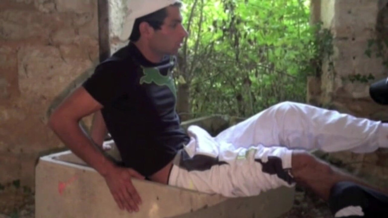 Sneaker gay: Une salope soumise aux pieds et aux pieds d'un mec...