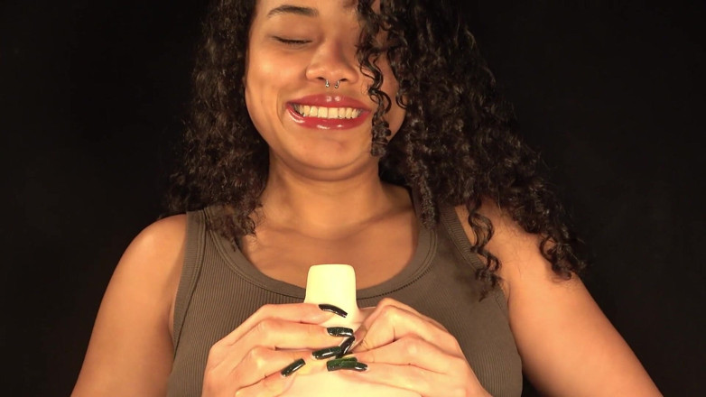 XatlaLust: Trzymam tę drobną lalkę dla niego, aby cieszyć się jebanie...