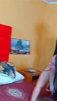 Šukal jsem svou nevlastní matku, zatímco ona uklízela nepořádek, který jsem udělal.