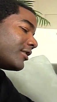 Robustní bílá blondýnka je ošukaná velkým černým ptákem