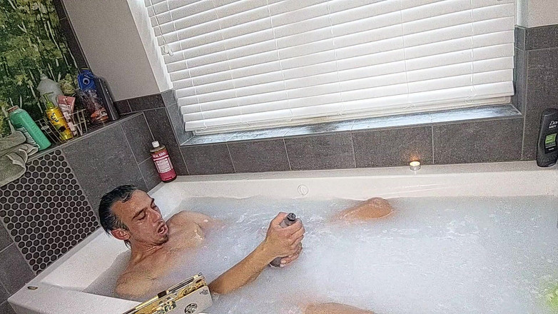 Sexy possum: Znuděná, když peklo pumpuje mého ptáka ve vaně s mým...