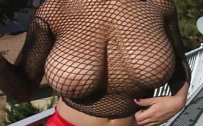 Radical pictures: Sexy milfka s velkými prsy dostane její obě díry tvrdě...
