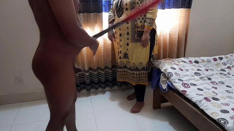 Aria Mia: Hintli teyze odasını temizlerken üvey oğlu tarafından sikiliyor!