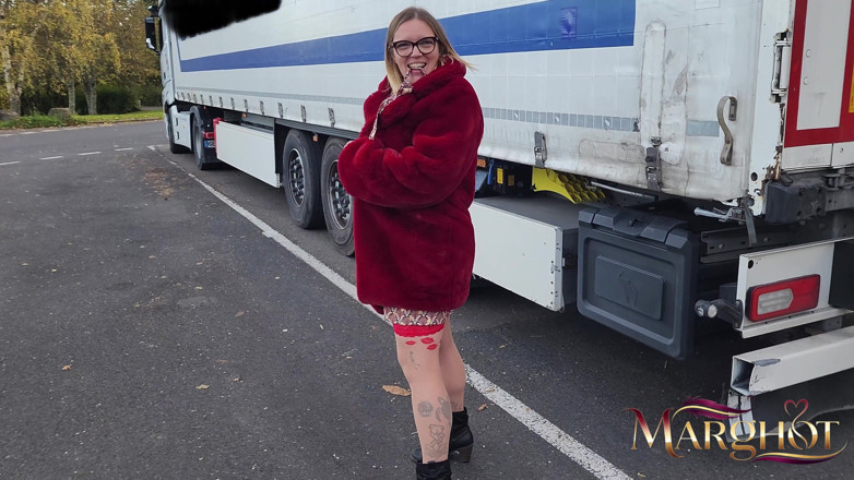 Sexymarghot: Exhib parking pl: Routier mă observă și mă fute ca o...
