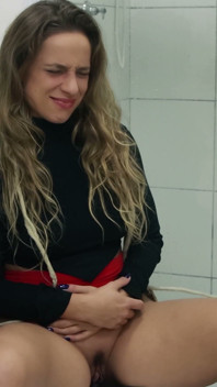 Hlučné a páchnoucí prdy na záchodě