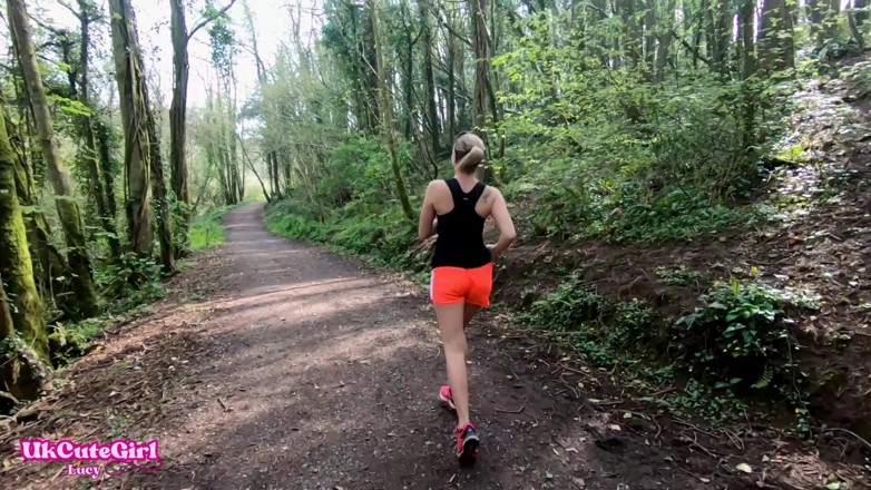 UKCuteGirl Lucy Lauren: Ik moest buiten huiven terwijl je keek: wanhopig joggen