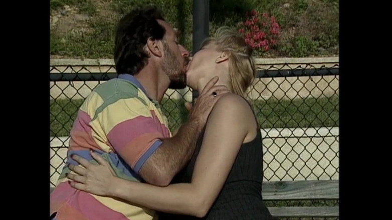 Vintage Usa: Une Blonde Sexy Baise Son Entraîneur Sur Un Court De...