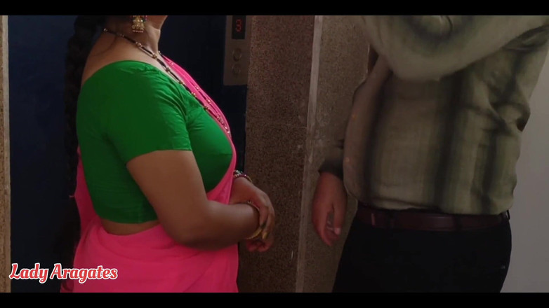 Hotty Jiya Sharmaa: Genç desi yenge amını ve götünü siktirerek ev sahibini memnun...