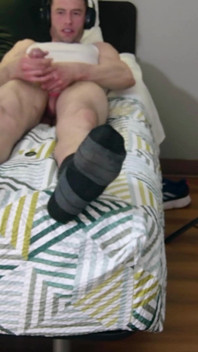 내 크기 15와 거대한 다리를 U로 볼 때 양말로 자위하는 침대에 누워