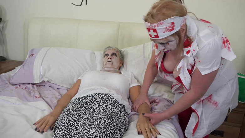 Dirty Doctors Clips - Mature British Lesbians: Zombie lesbici impazziti nel sesso