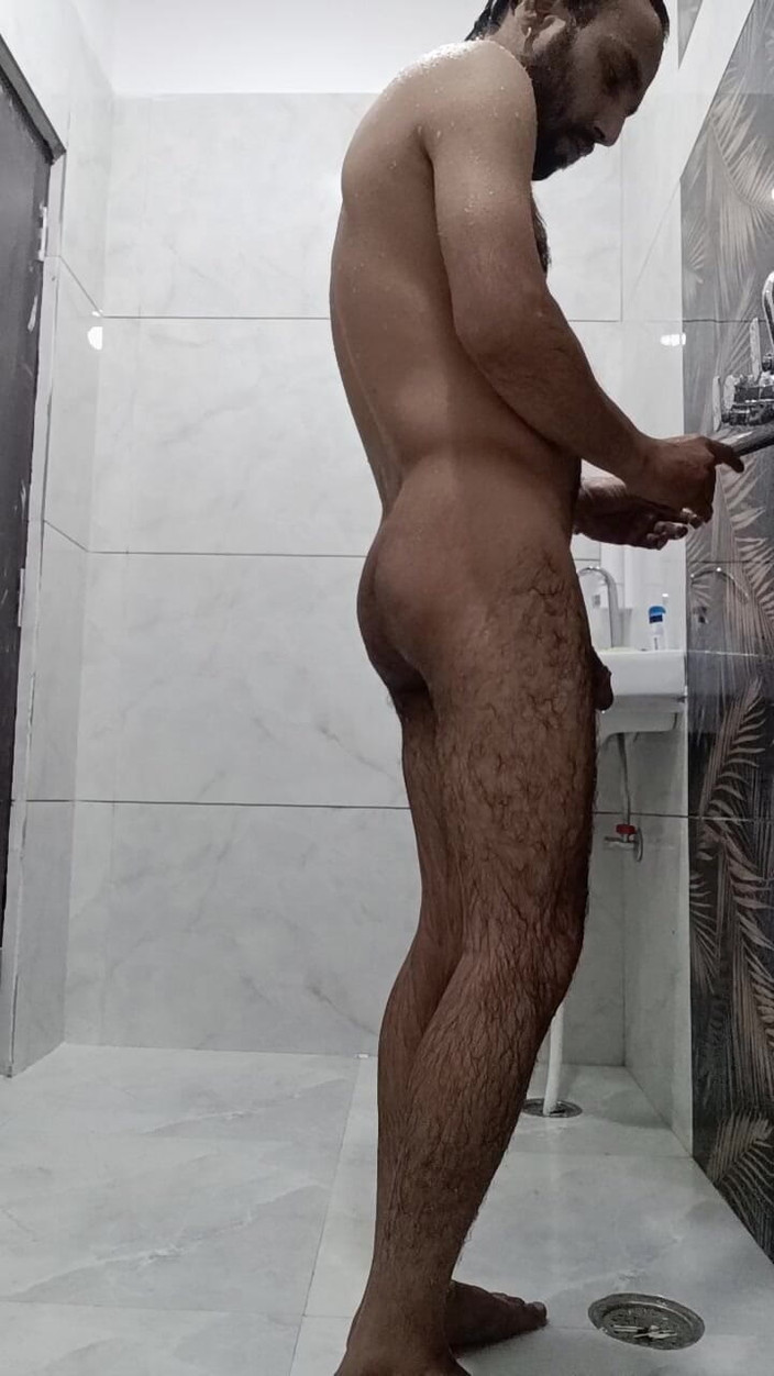 Rajasthani-old-lover: Un indien desi prend une douche et se masturbe