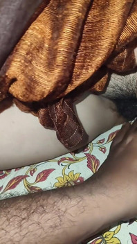 Caliente india folla con su viejo amigo de la universidad y le da una gran mamada
