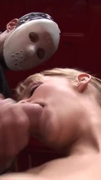 La blonde Sarah Rose à gros nichons fait un trio anal