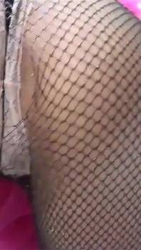 Une fessée finit en éjaculation sur son cul de résille