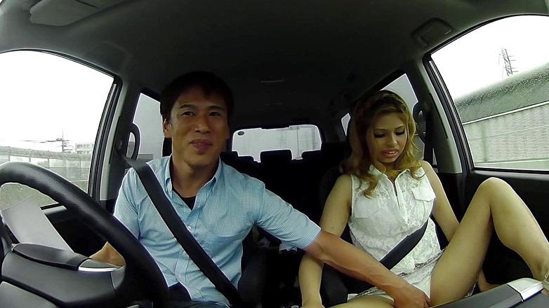 Caribbeancom: 日本金发少女在车里被玩弄阴户并被干