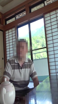 Seorang wanita baru dari perceraian berkongkek lesbian dengan pelayan di An Inn.
