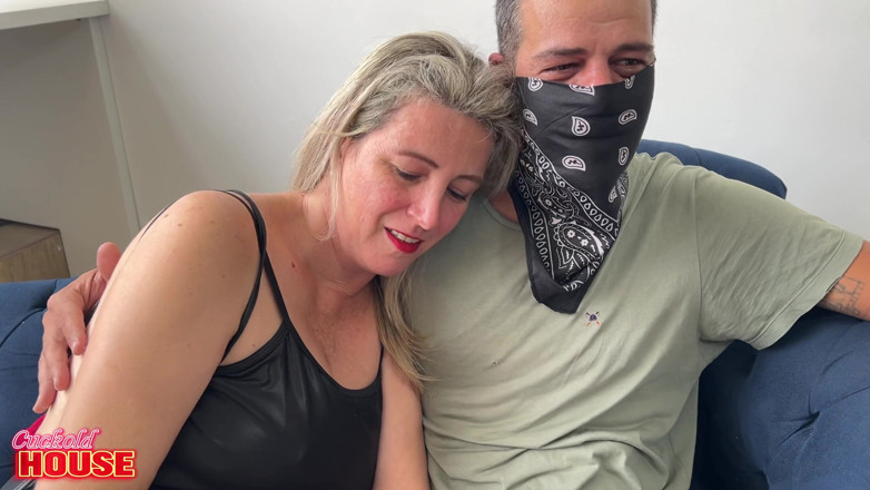 CuckoldHouse: Miała jeden warunek seksu z przyjaciółmi swojego rogacza męża: mogła...