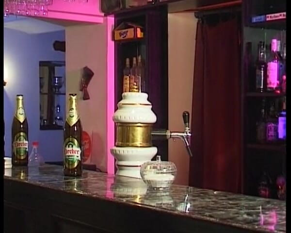 Enjoy German porn: Olgun bir Alman kızıl saçlı bilardo masasında grup seks yapıyor