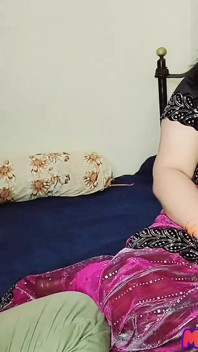 Pergi ke rumah bos dan ngentot memek istrinya yang hot banget.