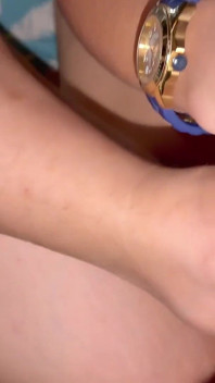Hermosa adicta al sexo con culo pasivo es follada a pelo por un oso peludo