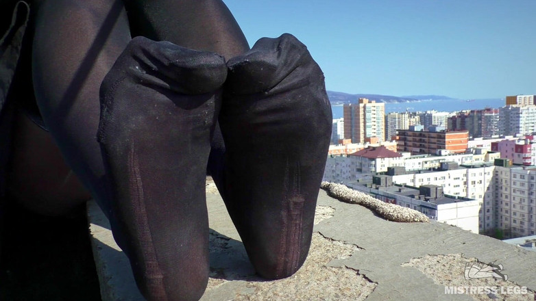 Mistress Legs: 天高脚底诱惑：在屋顶上戏弄脚趾从纯粹到黑色