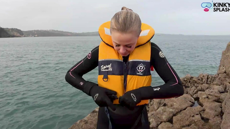 UKCuteGirl Lucy Lauren: So sánh đóng băng của Wetsuit và Lifejackets Lucy