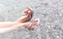 Anita Queen: Anita дрочит ногами на реке на улице