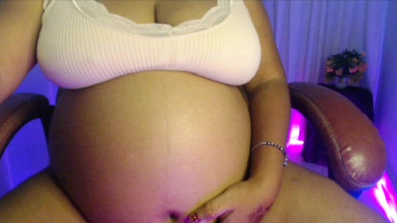 HotGirl21: Doamnă însărcinată în Penty Sutien cu burtă și apă potabilă.