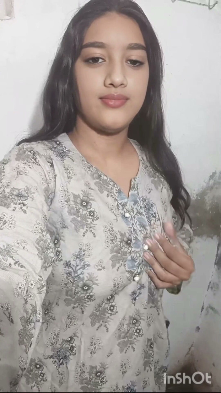 Naughty_Sana: 보지에서 핫한 핑거링하고 젖탱이를 누르는 섹시한 바비