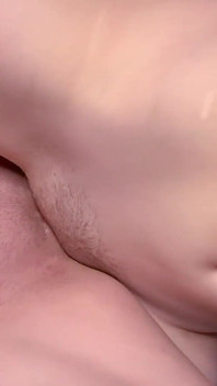 ベッドの上の二人の母親