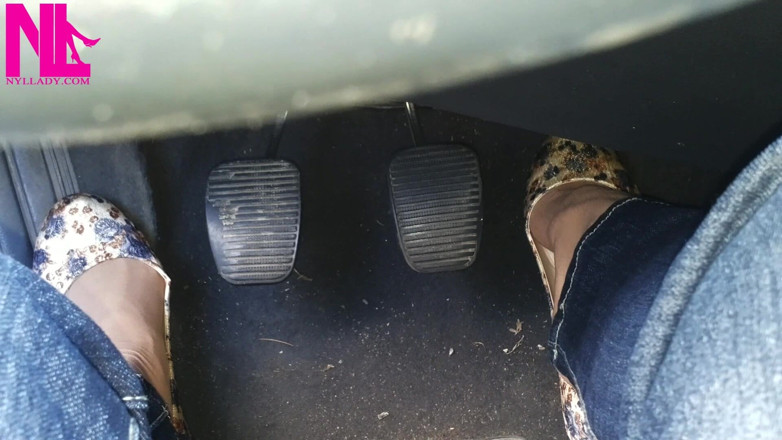 Nyllady: Pedal Pumping in Flowered Flats