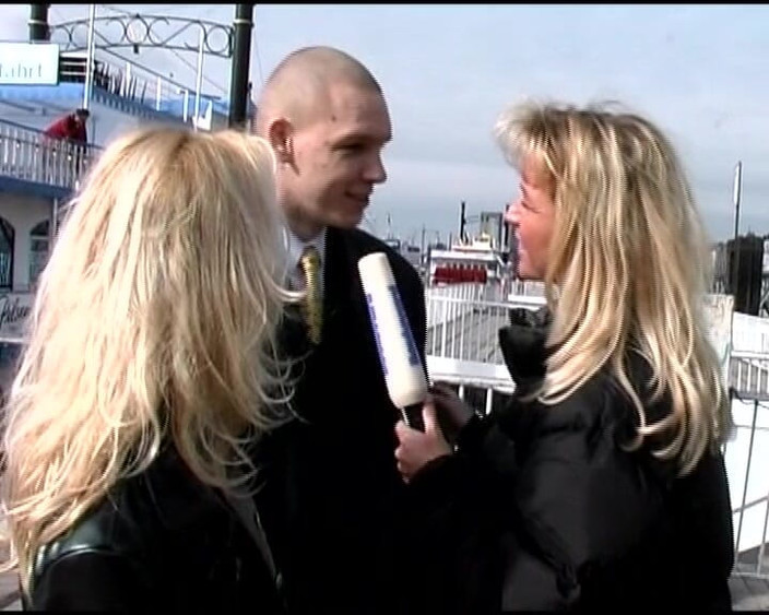 Deutsche Camgirls: Stijlvolle blonde babe speelde tijdens het casten met een kerel