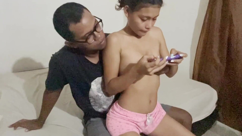 kafesexxx: Fratele meu vitreg mă învață cum să joci pe telefonul mobil în...