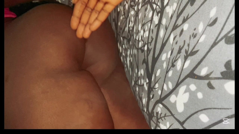 Nastyblackmama: 的贝蒂用手指肛门取乐