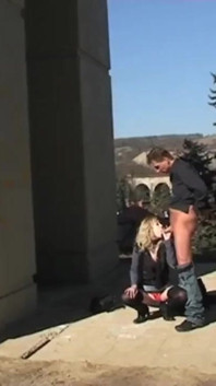 Un turista chiede informazioni ad una ragazza bionda e gli lascia portare a scopare sotto un ponte