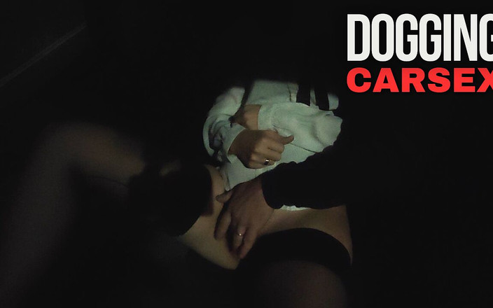 Miss Creamy: 継父は、私たちが大学から家に帰る途中、車の中で義理の娘の濡れたオマンコを触りました