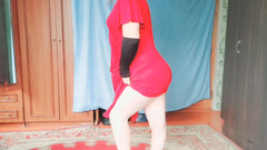 Kitty_Cross: Sissy jucăuș care ține o cutie de cadouri pastelată cu zâmbet