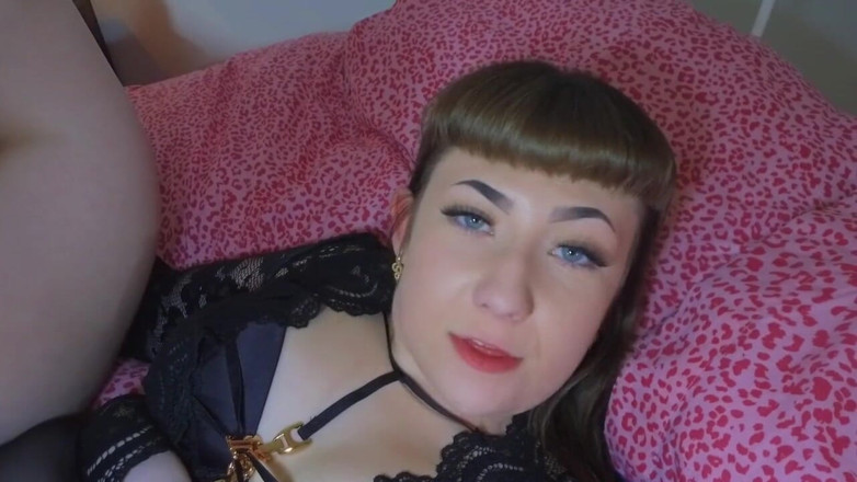 Mia MILF: Mia coloca mais objetos no fundo da buceta e bunda...
