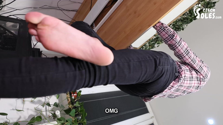 Czech Soles - foot fetish content: 在工作中跨越恋足癖界限