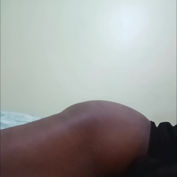 Briita: Ngentot memekku pakai wortel di ranjang.