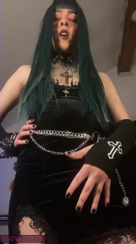 Chica gótica de polla grande humilla a su esclavo