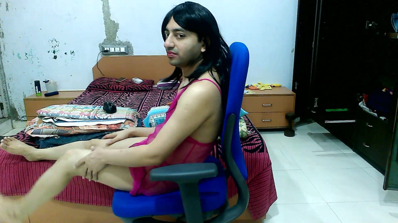Cute & Nude Crossdresser: Une tapette travestie sexy dans une jolie babydoll rose avec...